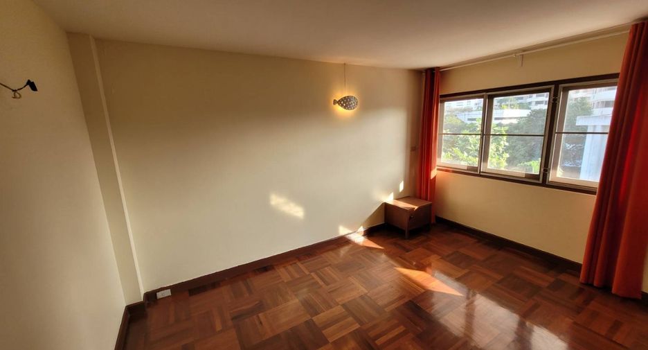 For rent 3 bedrooms apartment in Khlong Toei, Bangkok