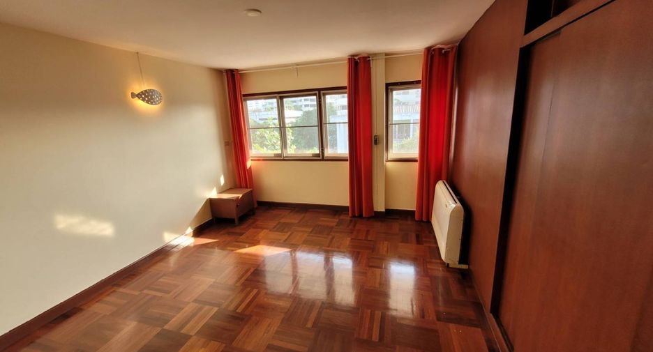 For rent 3 bedrooms apartment in Khlong Toei, Bangkok