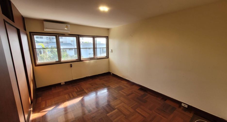 For rent 3 bedrooms apartment in Khlong Toei, Bangkok