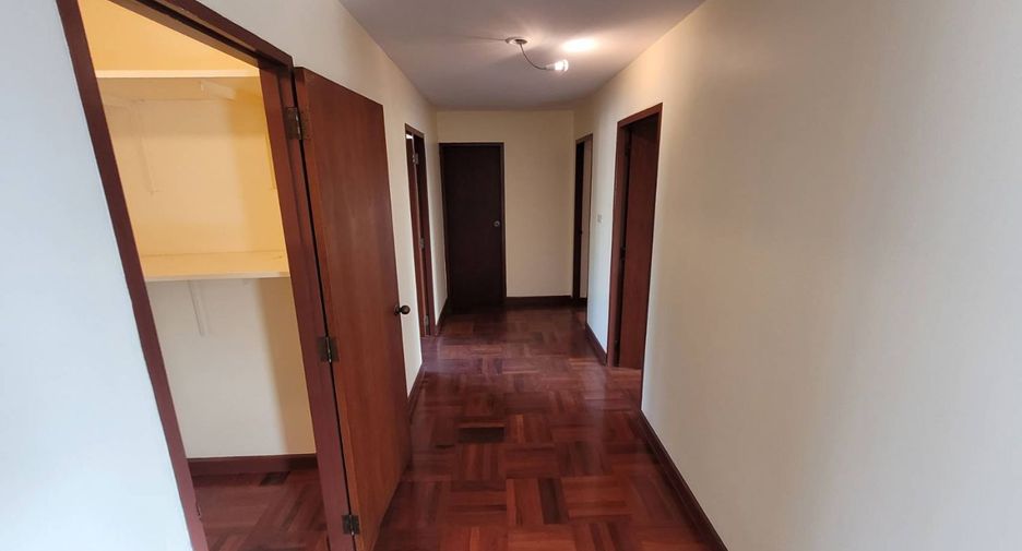For rent 3 bedrooms apartment in Khlong Toei, Bangkok