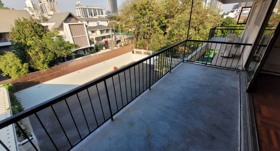 For rent 3 bedrooms apartment in Khlong Toei, Bangkok