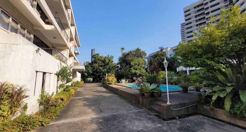 For rent 3 bedrooms apartment in Khlong Toei, Bangkok
