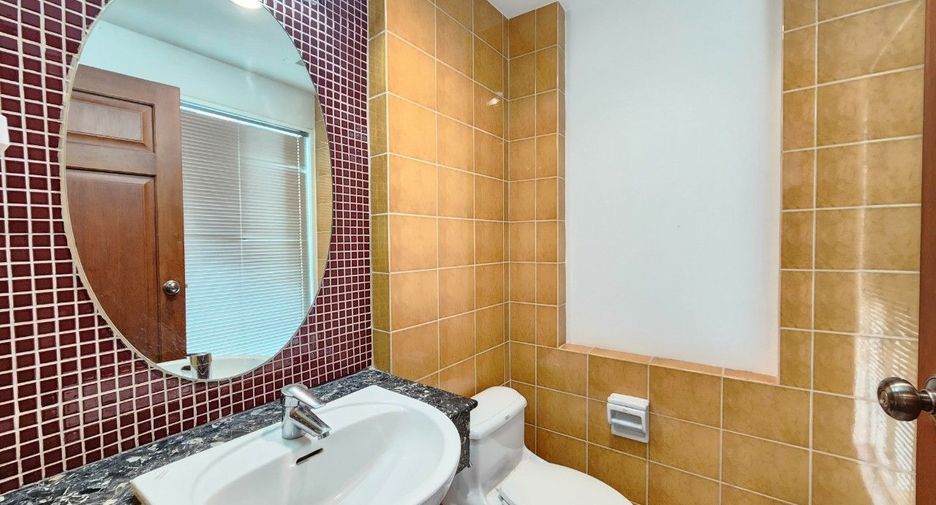 For rent 2 bedrooms apartment in Khlong Toei, Bangkok