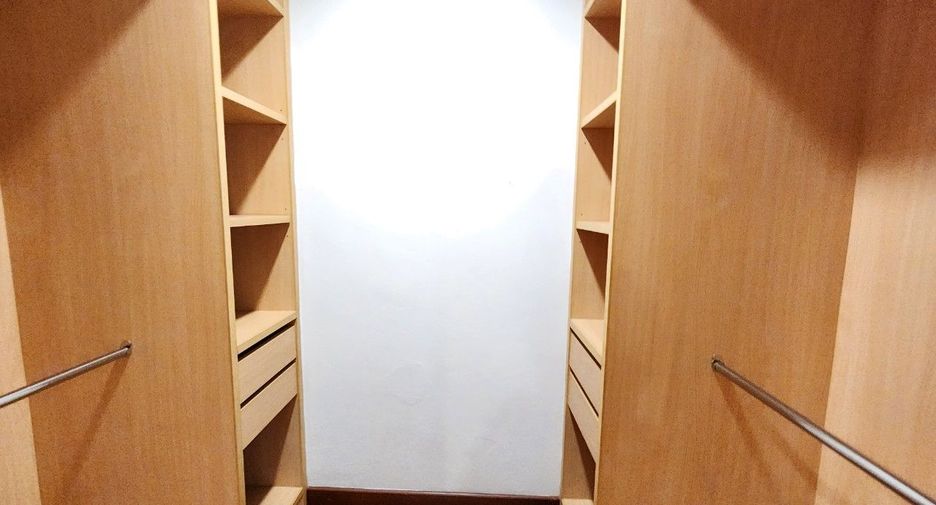 For rent 2 bedrooms apartment in Khlong Toei, Bangkok