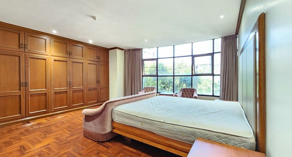 For rent 3 bedrooms apartment in Khlong Toei, Bangkok