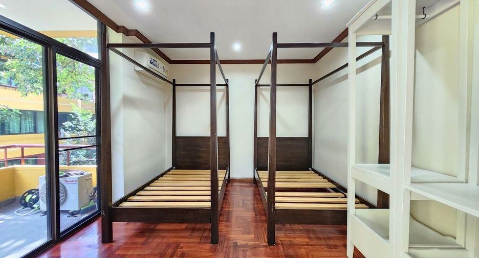 For rent 3 bedrooms apartment in Khlong Toei, Bangkok