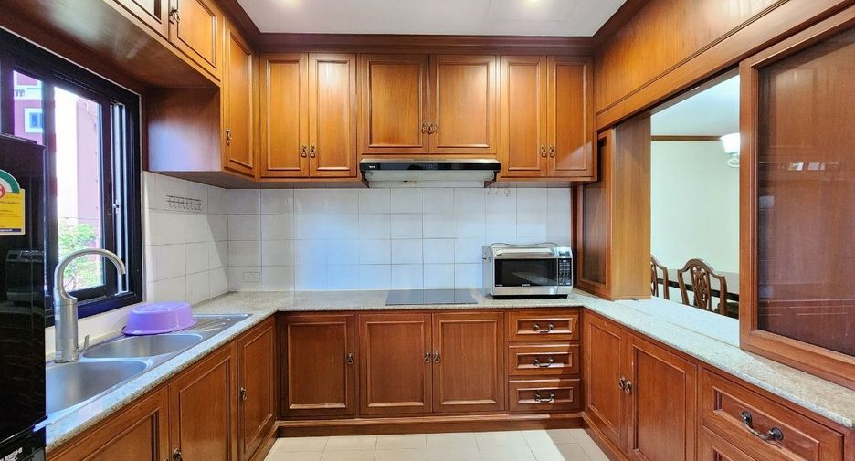 For rent 3 bedrooms apartment in Khlong Toei, Bangkok