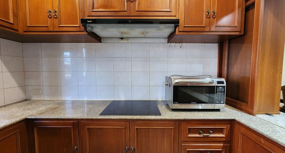 For rent 3 bedrooms apartment in Khlong Toei, Bangkok