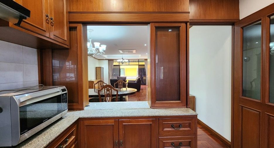 For rent 3 bedrooms apartment in Khlong Toei, Bangkok