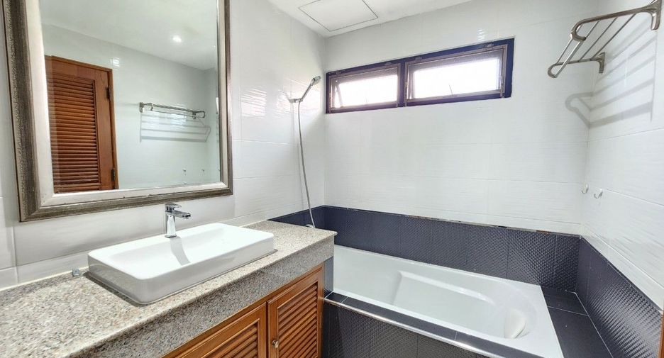 For rent 3 bedrooms apartment in Khlong Toei, Bangkok