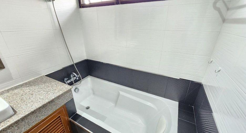 For rent 3 bedrooms apartment in Khlong Toei, Bangkok