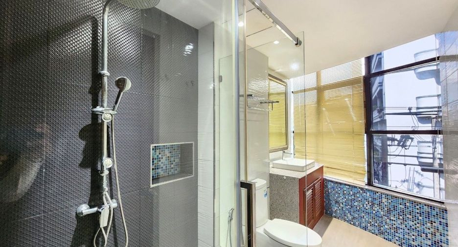 For rent 3 bedrooms apartment in Khlong Toei, Bangkok