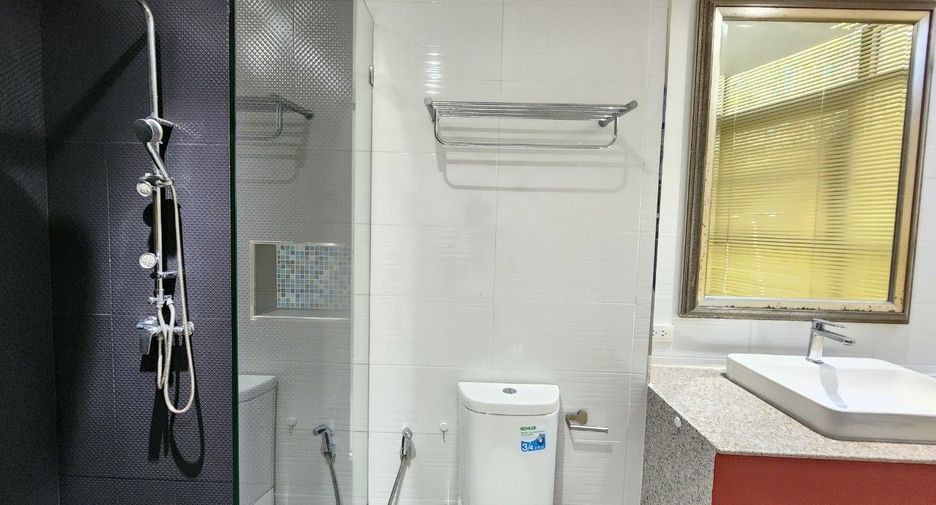 For rent 3 bedrooms apartment in Khlong Toei, Bangkok