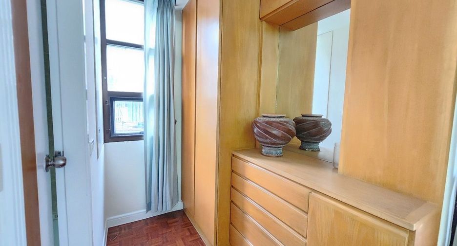 For rent 3 bedrooms apartment in Khlong Toei, Bangkok
