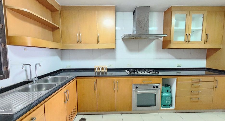 For rent 3 bedrooms apartment in Khlong Toei, Bangkok
