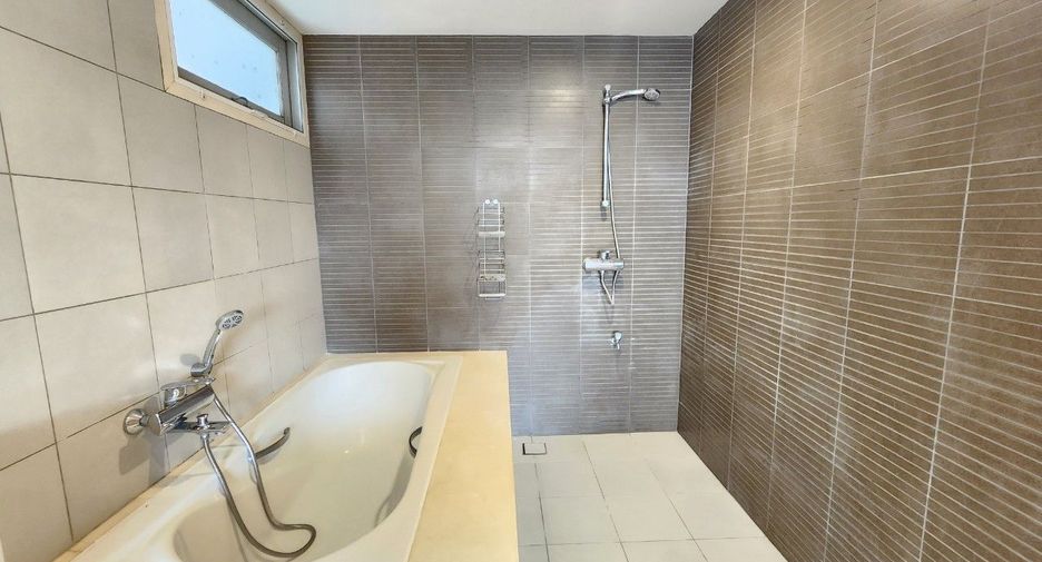 For rent 2 bedrooms apartment in Khlong Toei, Bangkok