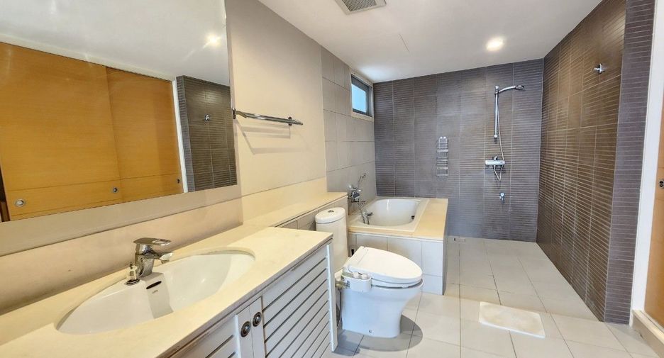 For rent 2 bedrooms apartment in Khlong Toei, Bangkok
