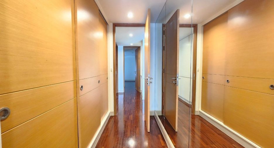For rent 2 bedrooms apartment in Khlong Toei, Bangkok