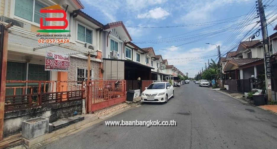 Reihenhaus zum Kauf mit 4 Zimmer in Khlong Sam Wa, Bangkok