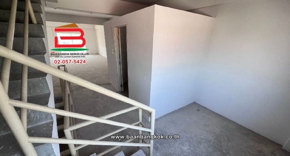 Gewerbefläche zum Kauf mit 4 Zimmer in Lam Luk Ka, Pathum Thani