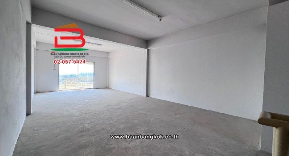 Gewerbefläche zum Kauf mit 4 Zimmer in Lam Luk Ka, Pathum Thani
