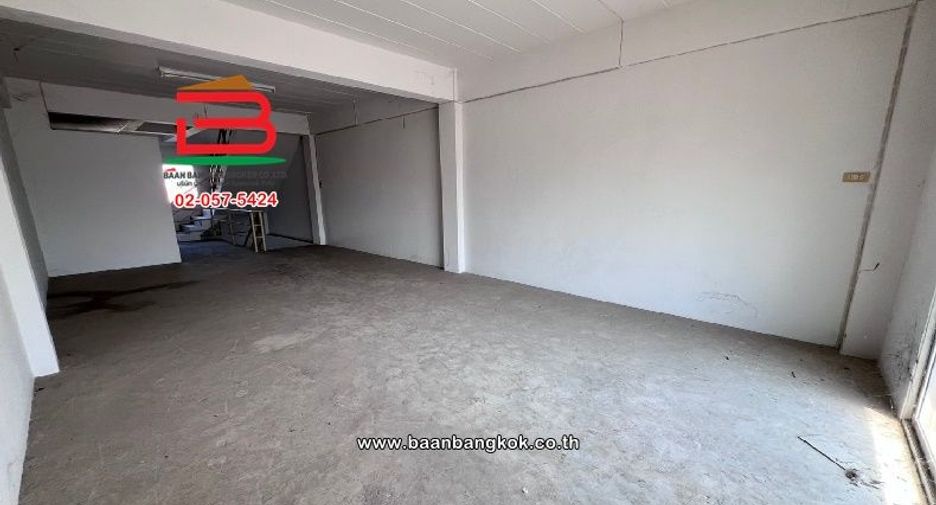 Gewerbefläche zum Kauf mit 4 Zimmer in Lam Luk Ka, Pathum Thani