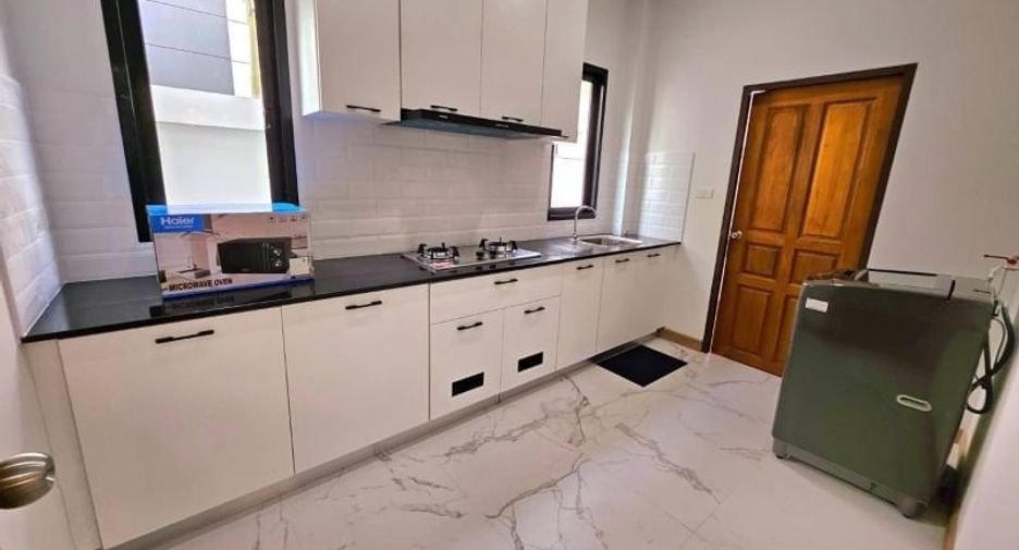 For rent 4 bedrooms house in Mueang Chiang Mai, Chiang Mai
