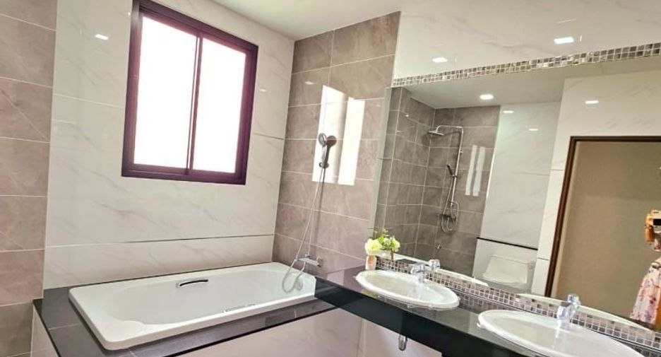For rent 4 bedrooms house in Mueang Chiang Mai, Chiang Mai
