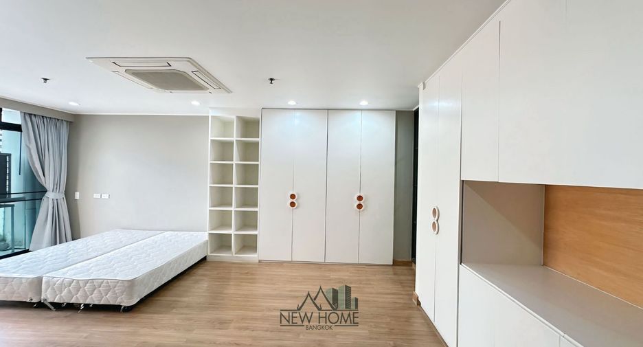 For rent 3 bedrooms condo in Watthana, Bangkok