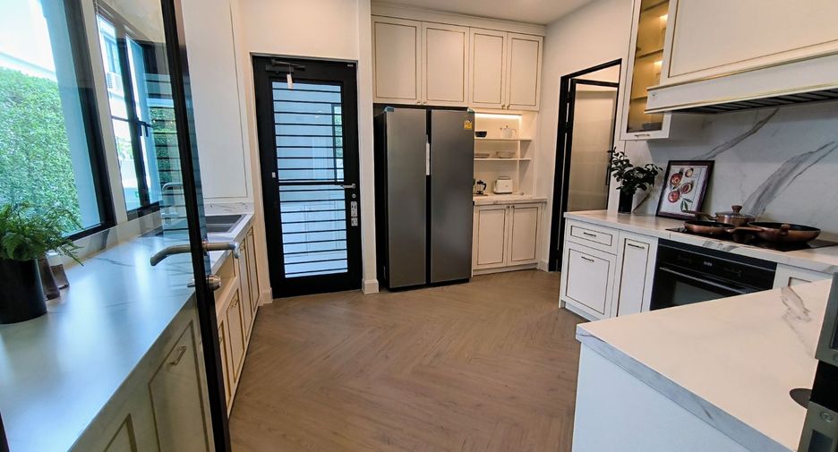 For sale 4 bedrooms house in Saphan Sung, Bangkok