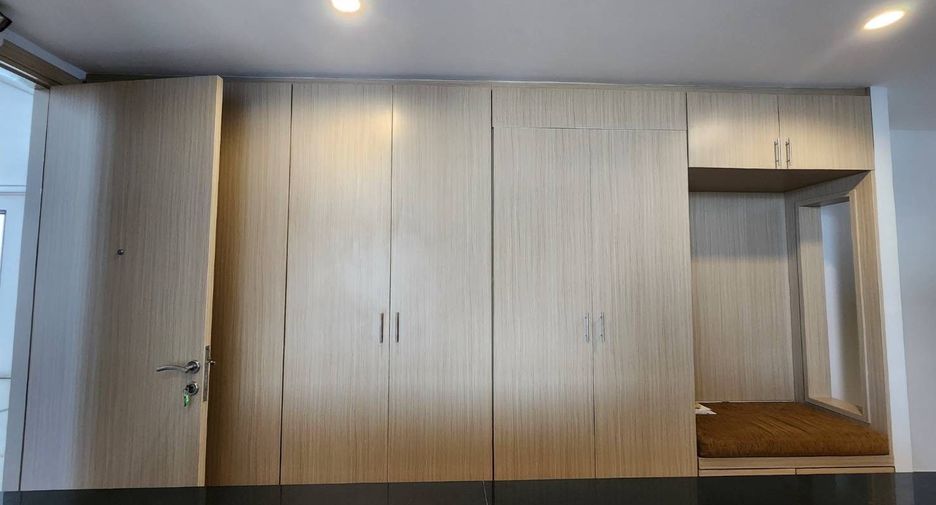 For rent 2 bedrooms apartment in Khlong Toei, Bangkok