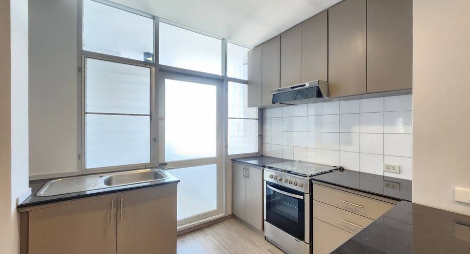 For rent 2 bedrooms apartment in Khlong Toei, Bangkok