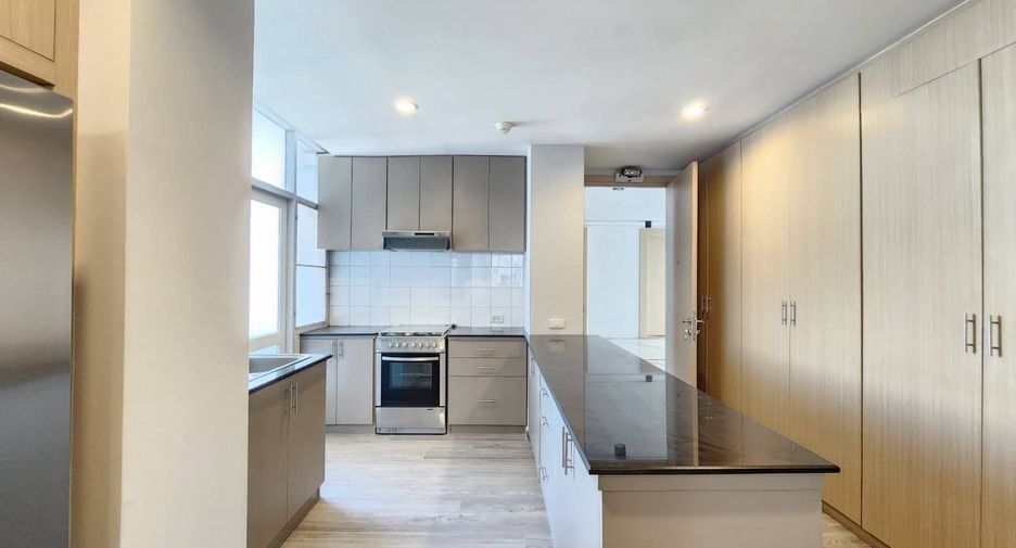 For rent 2 bedrooms apartment in Khlong Toei, Bangkok