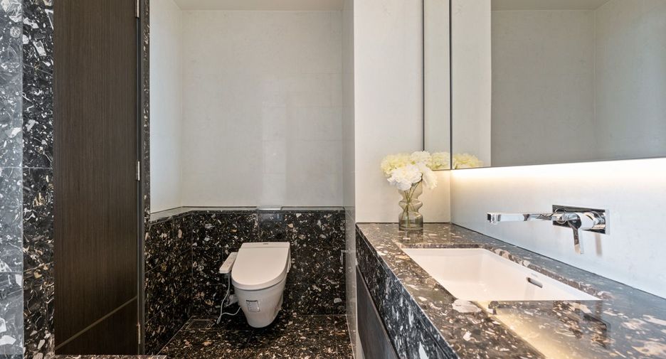 For sale 1 bed condo in Khlong Toei, Bangkok