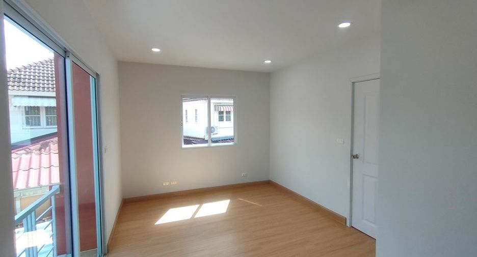 For sale 3 bedrooms townhouse in Khlong Sam Wa, Bangkok