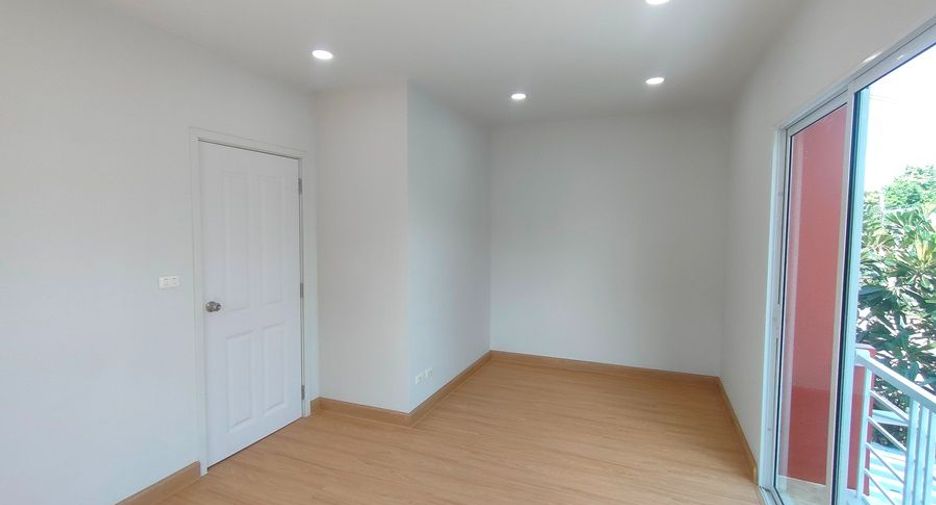For sale 3 bedrooms townhouse in Khlong Sam Wa, Bangkok