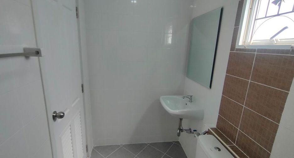 For sale 3 bedrooms townhouse in Khlong Sam Wa, Bangkok