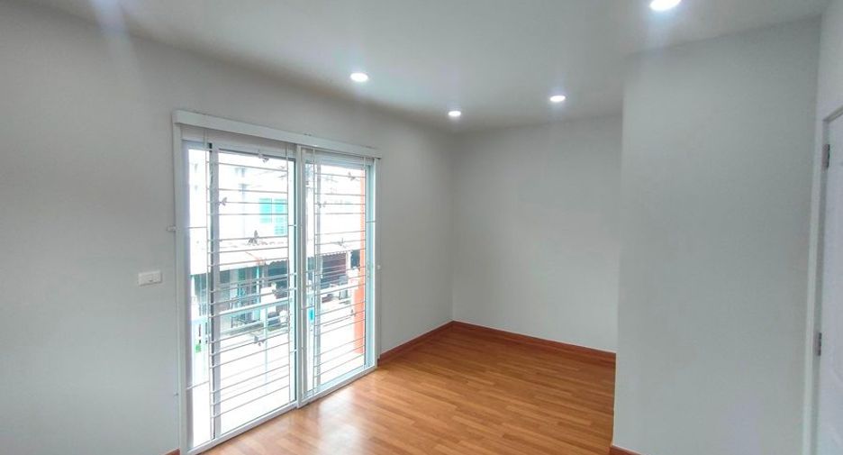 For sale 3 bedrooms townhouse in Khlong Sam Wa, Bangkok