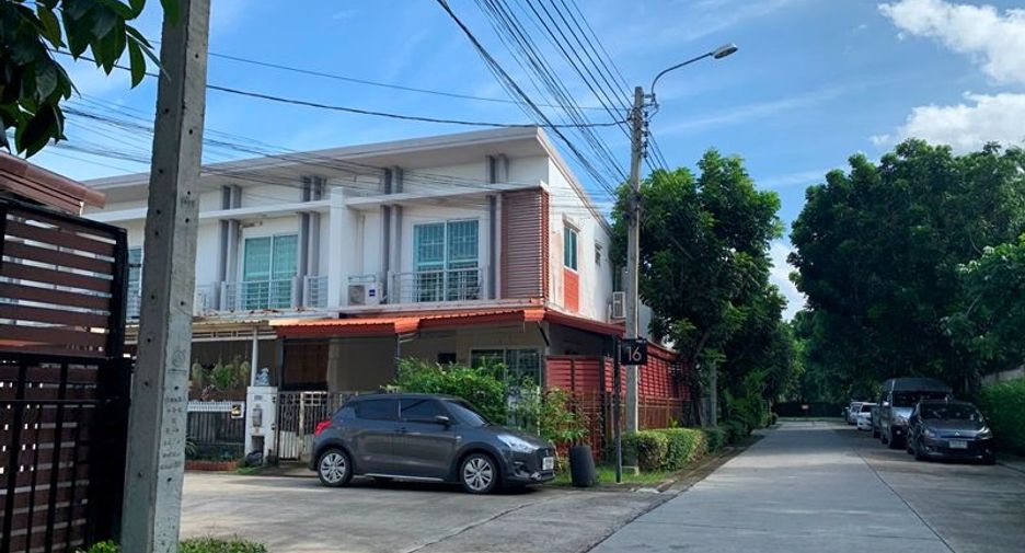 For sale 3 bedrooms townhouse in Khlong Sam Wa, Bangkok