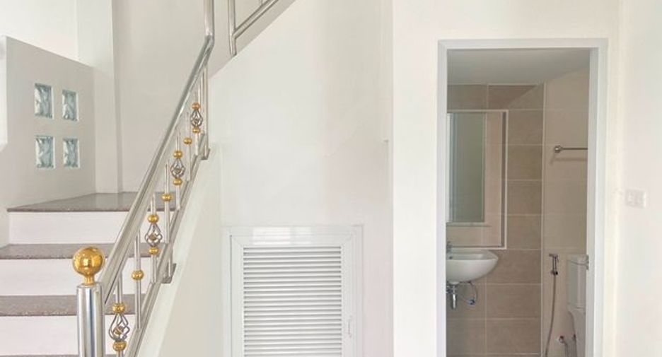 Casa adosada en venta de 3 habitaciones en Bang Khun Thian, Bangkok