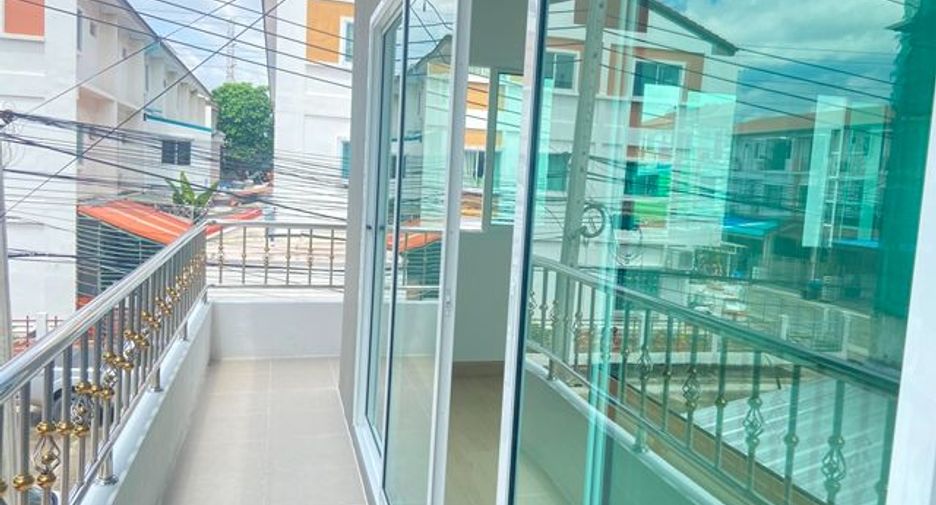 Casa adosada en venta de 3 habitaciones en Bang Khun Thian, Bangkok