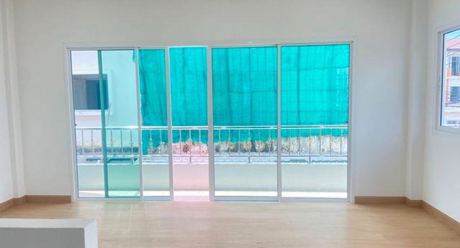 Casa adosada en venta de 3 habitaciones en Bang Khun Thian, Bangkok