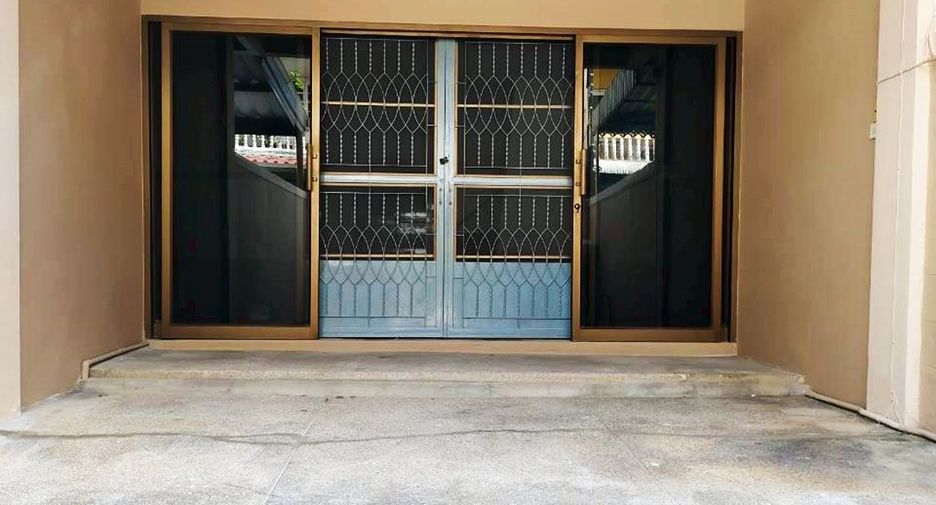 For sale 3 bedrooms townhouse in Thung Khru, Bangkok