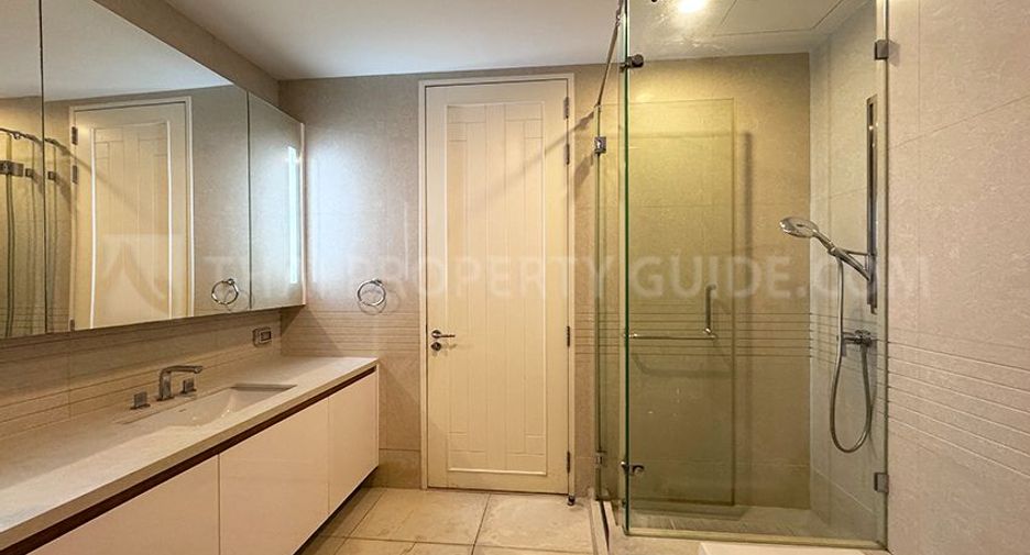 For rent 2 bedrooms condo in Pathum Wan, Bangkok