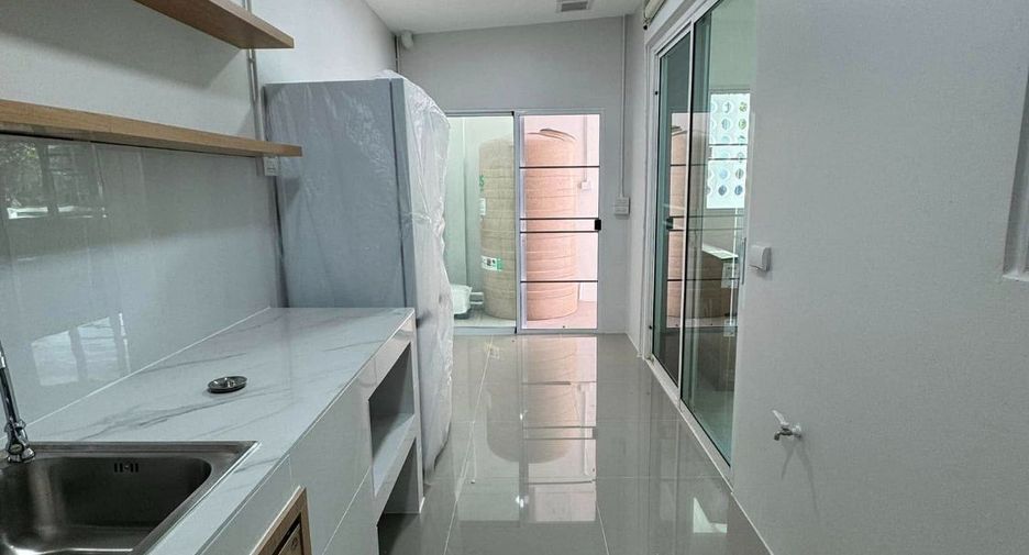 For rent 3 bedrooms townhouse in Mueang Chiang Mai, Chiang Mai