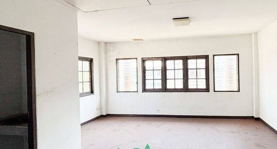 For sale 5 bed townhouse in Mueang Nonthaburi, Nonthaburi