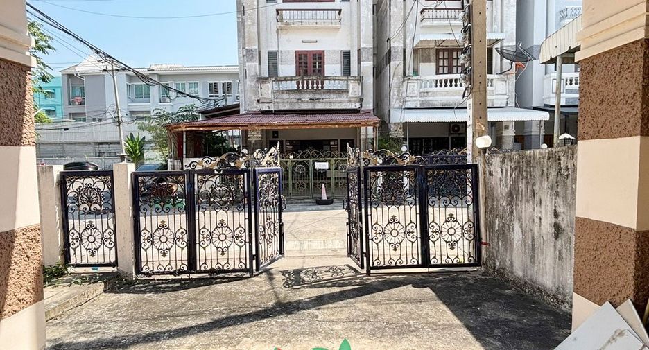 For sale 5 bed townhouse in Mueang Nonthaburi, Nonthaburi