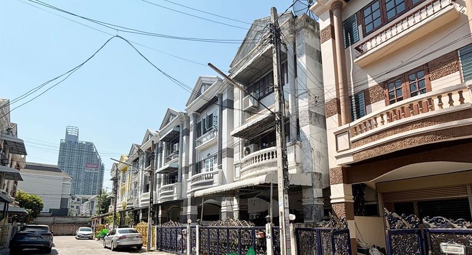 For sale 5 bed townhouse in Mueang Nonthaburi, Nonthaburi