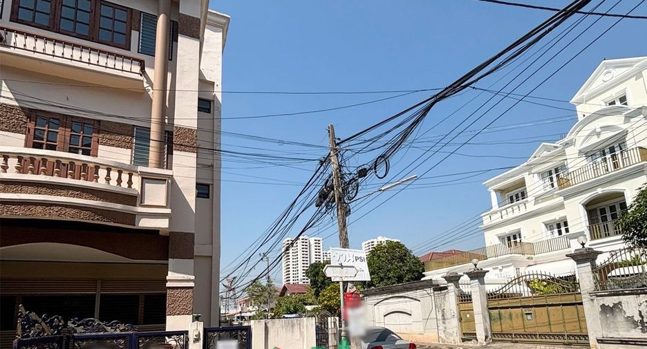 For sale 5 bed townhouse in Mueang Nonthaburi, Nonthaburi