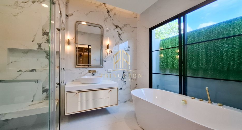 For rent and for sale 4 bedrooms house in Saphan Sung, Bangkok